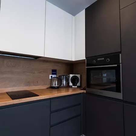 Spacious, Free Parking, 3min Beach, Flora Panorama Daire *