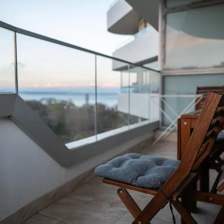 Daire Spacious, Free Parking, 3min Beach, Flora Panorama