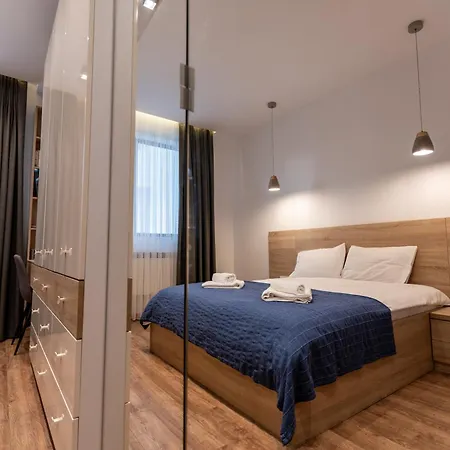 Spacious, Free Parking, 3min Beach, Flora Panorama Daire