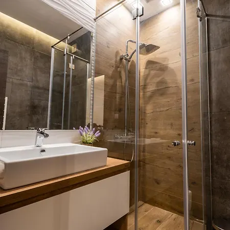 Апартаменты Spacious, Free Parking, 3min Beach, Flora Panorama