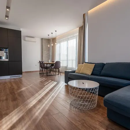 Apartment Spacious, Free Parking, 3min Beach, Flora Panorama *